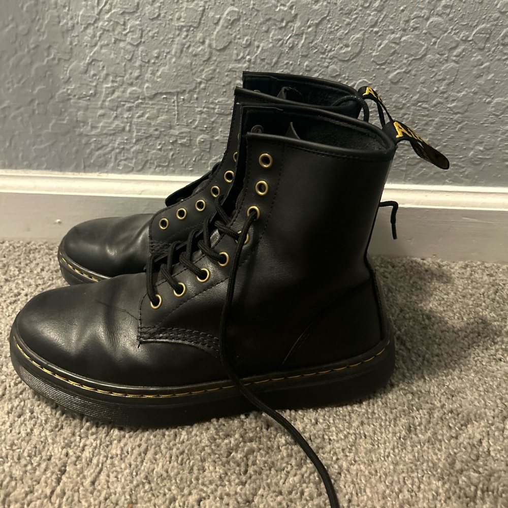 Doc Martens Black Boots Classic Durable Design - Picture 3 of 3